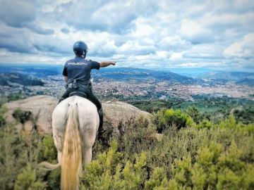 Imagen de archivo de un policía a caballo Imagen de archivo de un policía a caballo