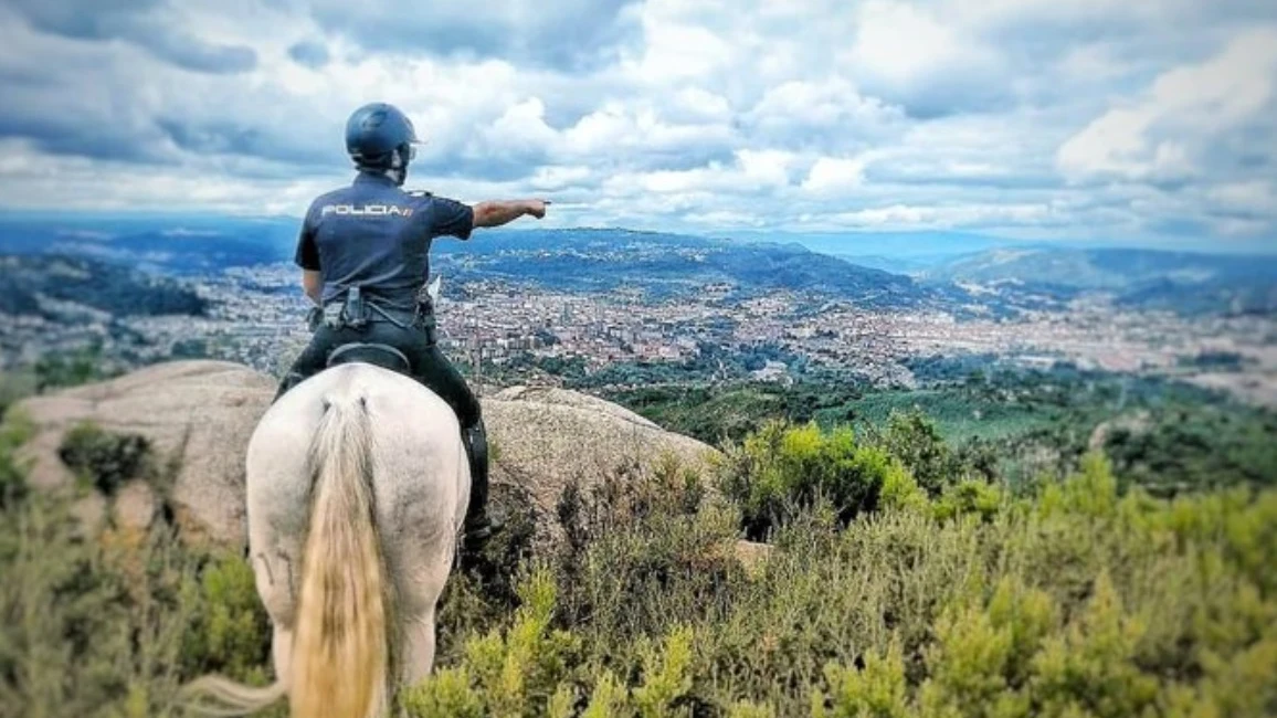 Imagen de archivo de un policía a caballo