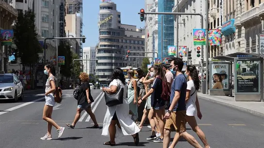Viandantes pasean por la Gran Vía de Madrid Viandantes pasean por la Gran Vía de Madrid