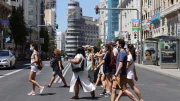 Viandantes pasean por la Gran Vía de Madrid 