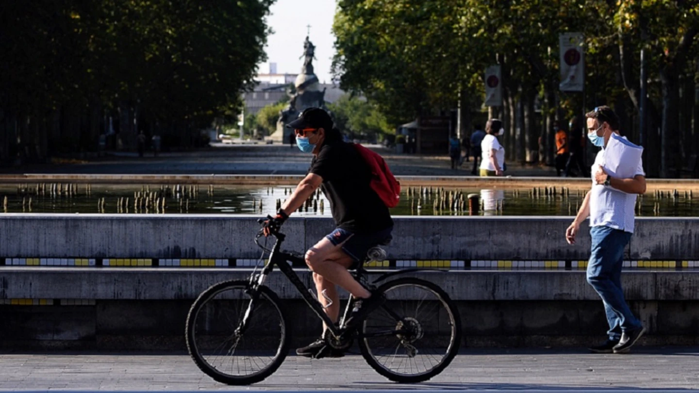 Un hombre circula en bicicleta y con mascarilla por el centro de la ciudad de Valladolid Un hombre circula en bicicleta y con mascarilla por el centro de la ciudad de Valladolid