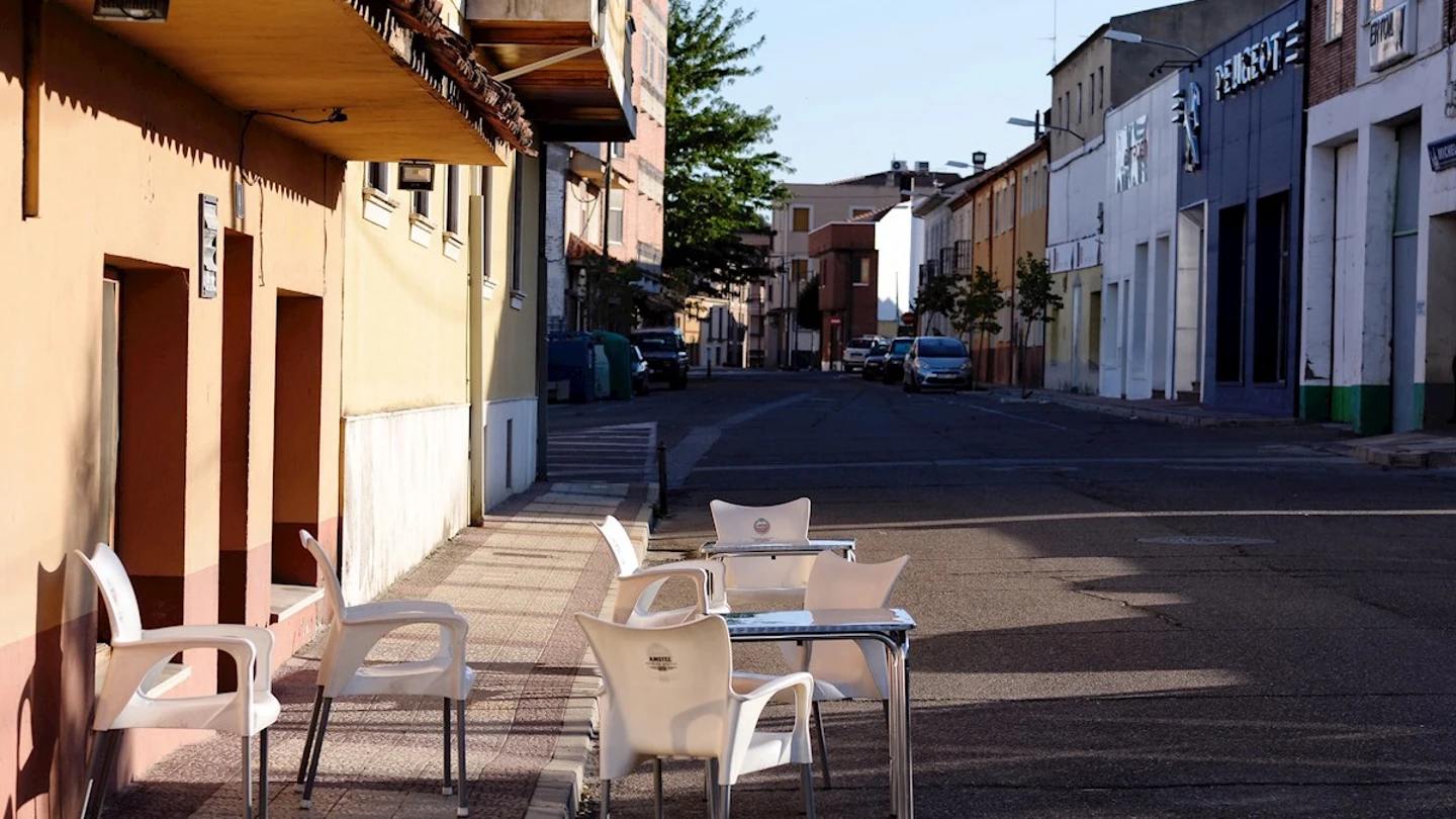 Vista de una terraza de una bar ubicada en las calles de la localidad de Íscar Vista de una terraza de una bar ubicada en las calles de la localidad de Íscar
