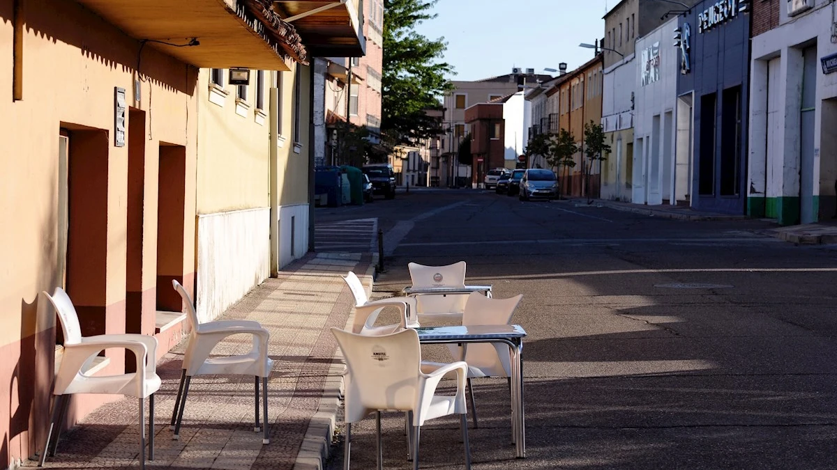 Vista de una terraza de una bar ubicada en las calles de la localidad de Íscar