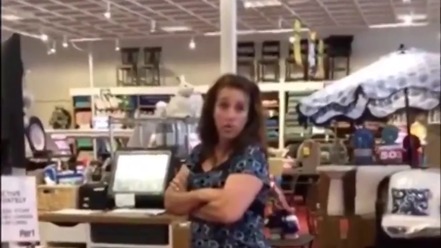 Imagen de la mujer que tosió a otra en un centro comercial de Florida Imagen de la mujer que tosió a otra en un centro comercial de Florida