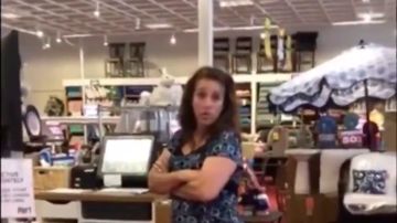 Imagen de la mujer que tosió a otra en un centro comercial de Florida
