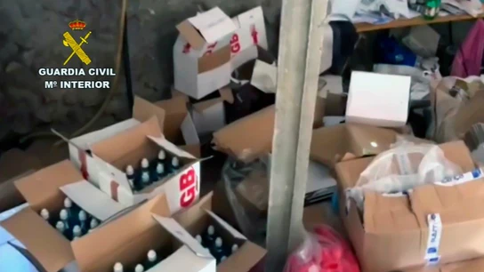 Registro en una nave de A Coruña donde producían falso gel hidroalcohólico Registro en una nave de A Coruña donde producían falso gel hidroalcohólico