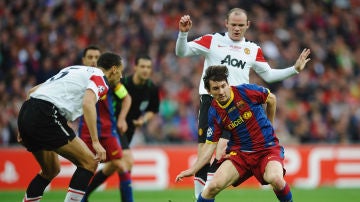 Rio Ferdinand y Wayne Rooney enciman a Leo Messi