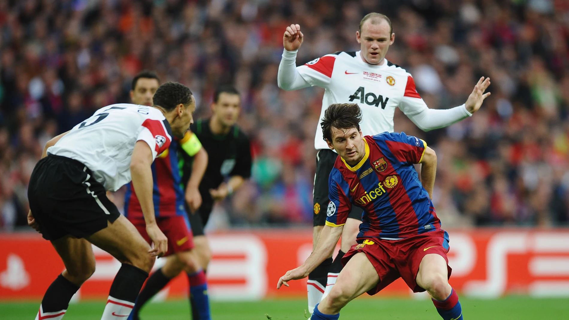 Rio Ferdinand y Wayne Rooney enciman a Leo Messi