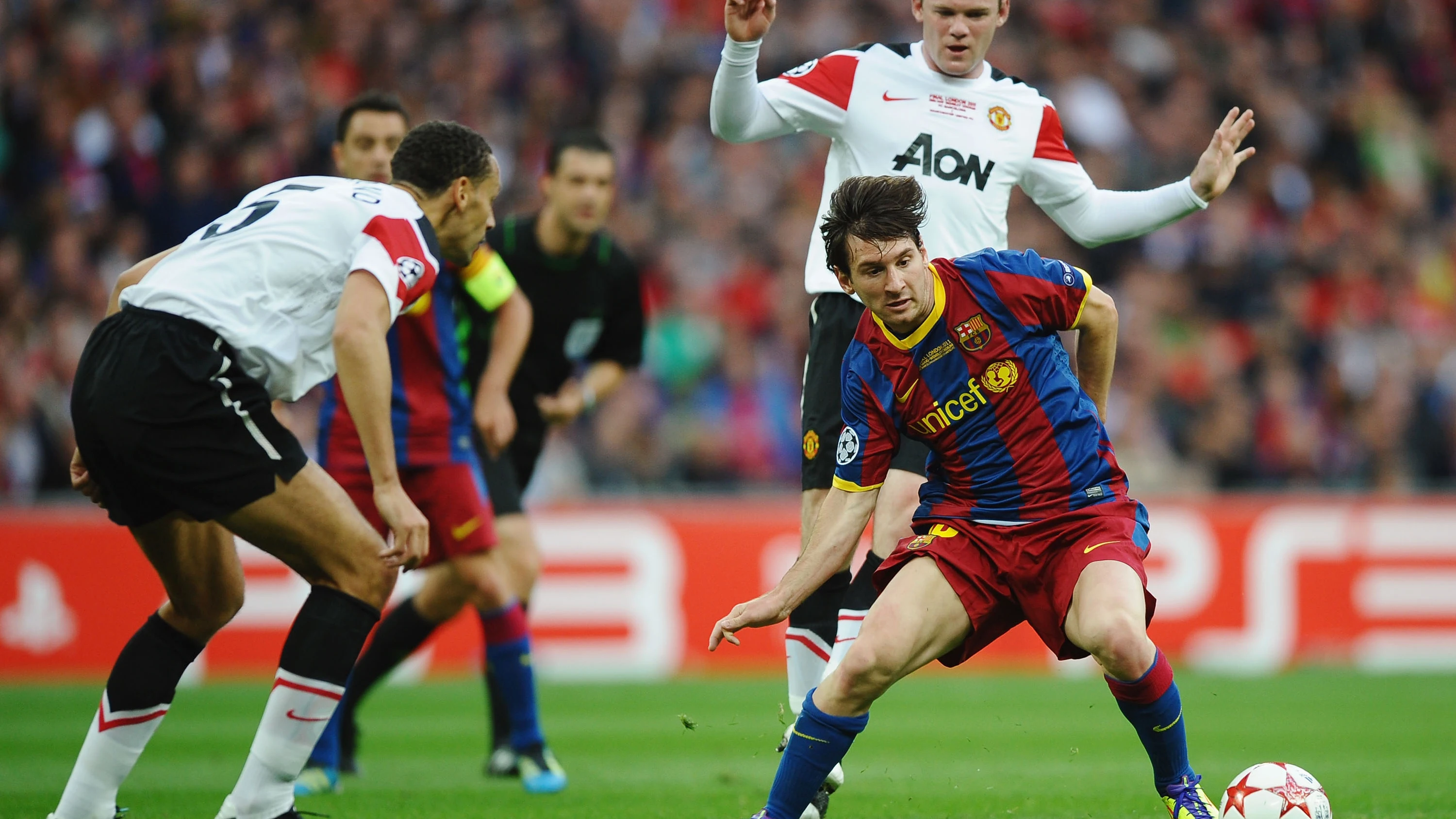 Rio Ferdinand y Wayne Rooney enciman a Leo Messi