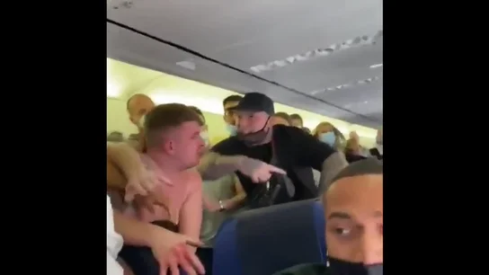 Brutal pelea en un avión que volaba a Ibiza por dos pasajeros se negaron a ponerse la mascarilla Brutal pelea en un avión que volaba a Ibiza por dos pasajeros se negaron a ponerse la mascarilla
