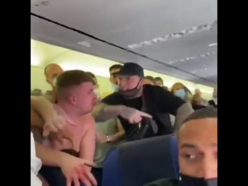 Brutal pelea en un avión que volaba a Ibiza por dos pasajeros se negaron a ponerse la mascarilla Brutal pelea en un avión que volaba a Ibiza por dos pasajeros se negaron a ponerse la mascarilla
