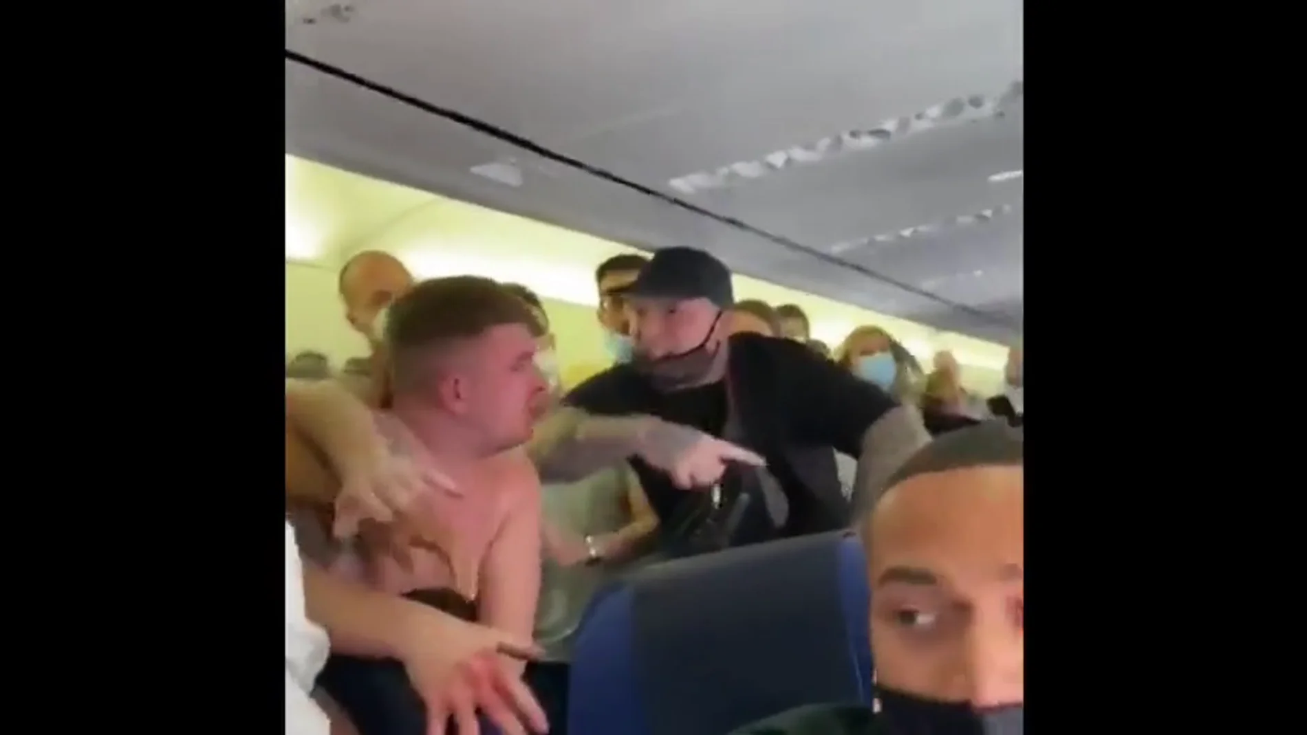 Brutal pelea en un avión que volaba a Ibiza por dos pasajeros se negaron a ponerse la mascarilla