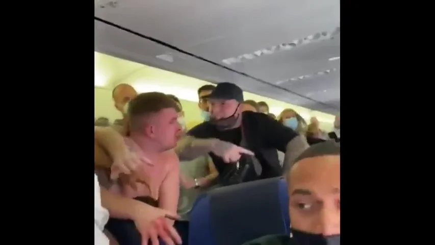 Brutal pelea en un avión que volaba a Ibiza por dos pasajeros se negaron a ponerse la mascarilla