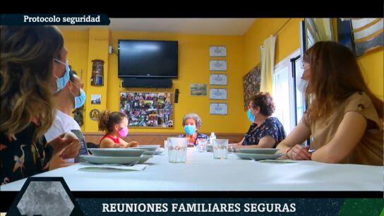 Imagen de una reuni&oacute;n familiar segura