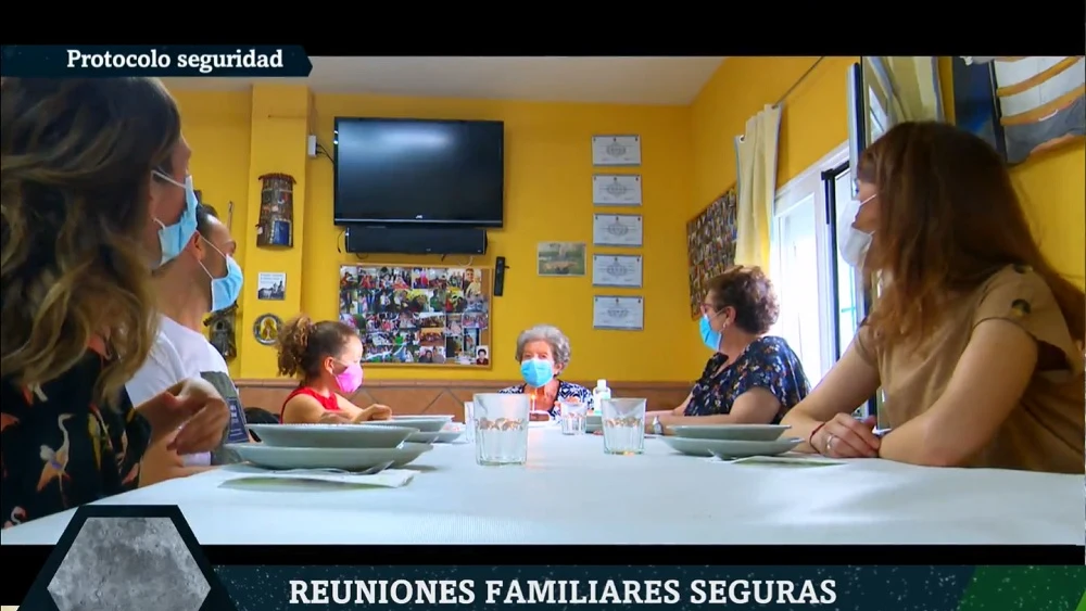 Imagen de una reunión familiar segura