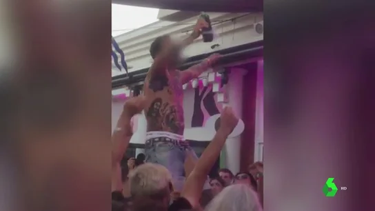 El DJ que escupió alcohol en una discoteca de Torremolinos pide perdón: "Cometí un error imperdonable" El DJ que escupió alcohol en una discoteca de Torremolinos pide perdón: "Cometí un error imperdonable"