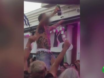 El DJ que escupió alcohol en una discoteca de Torremolinos pide perdón: "Cometí un error imperdonable" El DJ que escupió alcohol en una discoteca de Torremolinos pide perdón: "Cometí un error imperdonable"