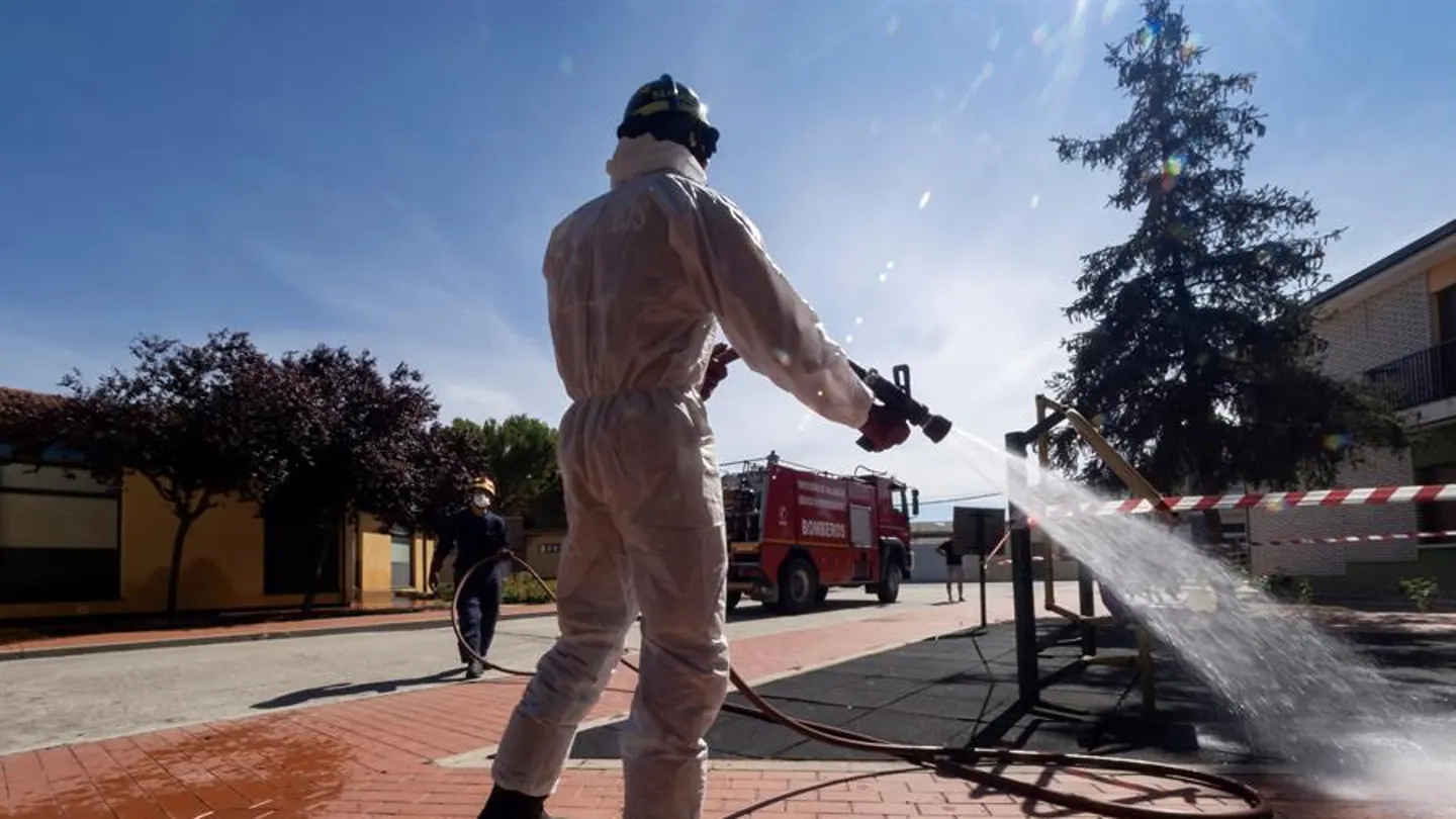 Un bombero desinfecta las calles de Pedrajas de San Esteban Un bombero desinfecta las calles de Pedrajas de San Esteban