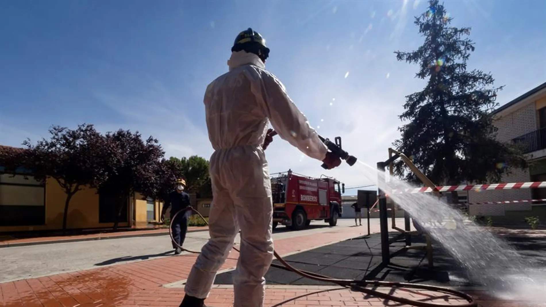 Un bombero desinfecta las calles de Pedrajas de San Esteban