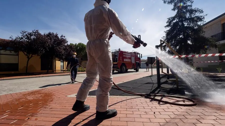 Un bombero desinfecta las calles de Pedrajas de San Esteban