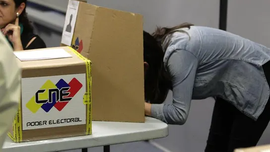 Personas votando en las elecciones venezolanas (Archivo) Personas votando en las elecciones venezolanas (Archivo)