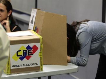 Personas votando en las elecciones venezolanas (Archivo) Personas votando en las elecciones venezolanas (Archivo)