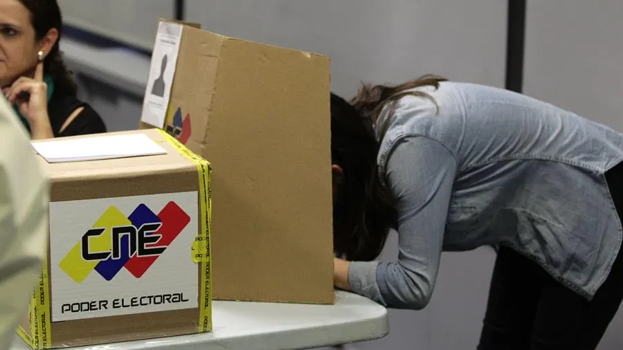 Personas votando en las elecciones venezolanas (Archivo)