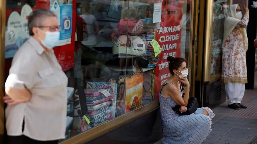 Varias personas con mascarilla en una calle de Madrid