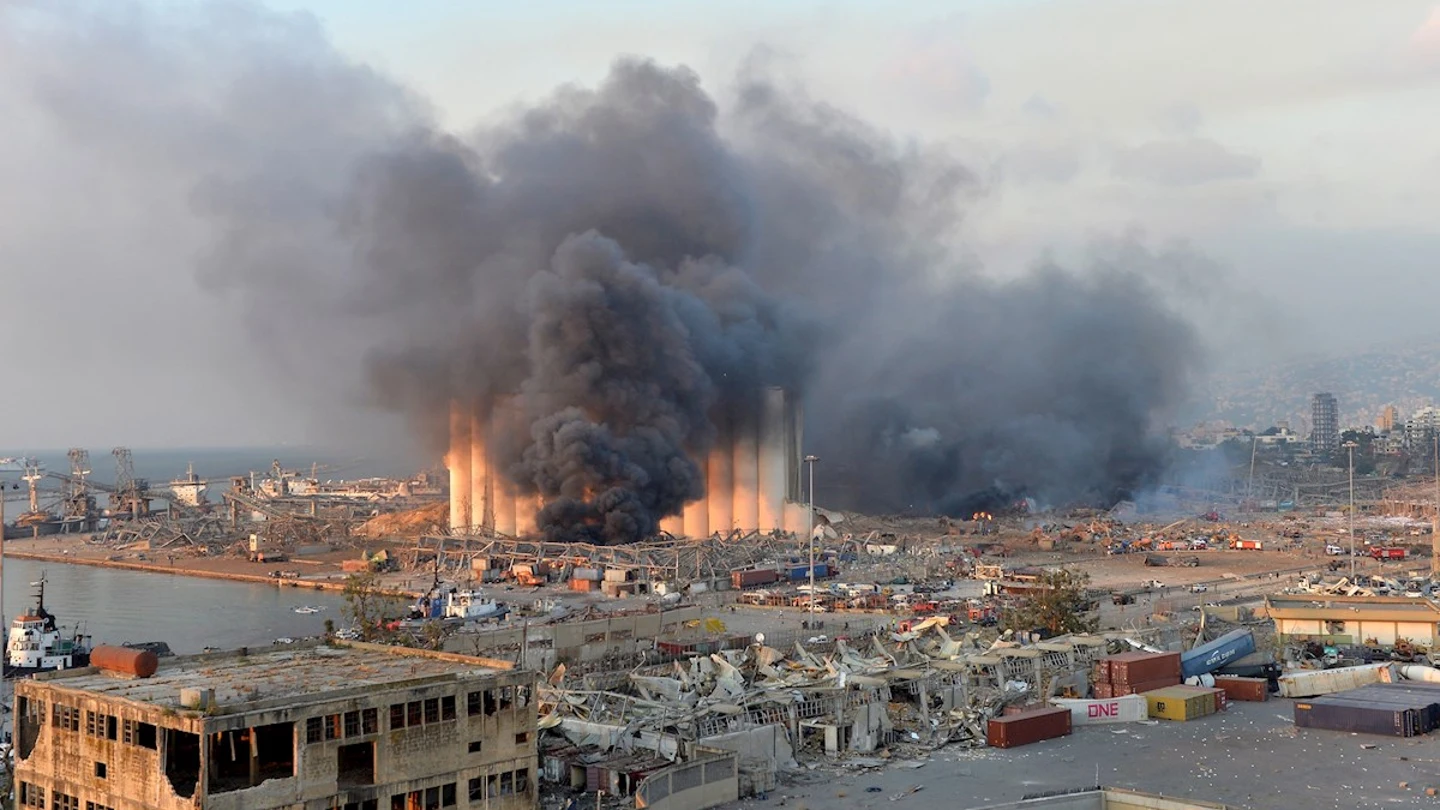 La columna de humo era visible desde todos los puntos de la ciudad. La columna de humo era visible desde todos los puntos de la ciudad.