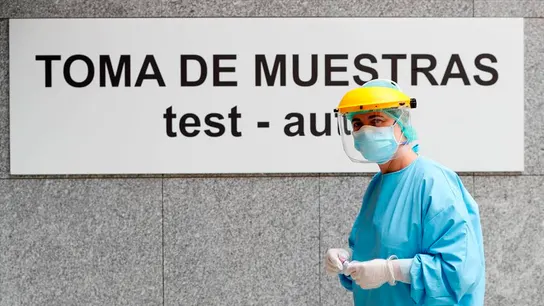Imagen de archivo: personal sanitario realiza pruebas PCR Personal sanitario realiza pruebas PCR