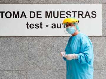 Personal sanitario realiza pruebas PCR Personal sanitario realiza pruebas PCR