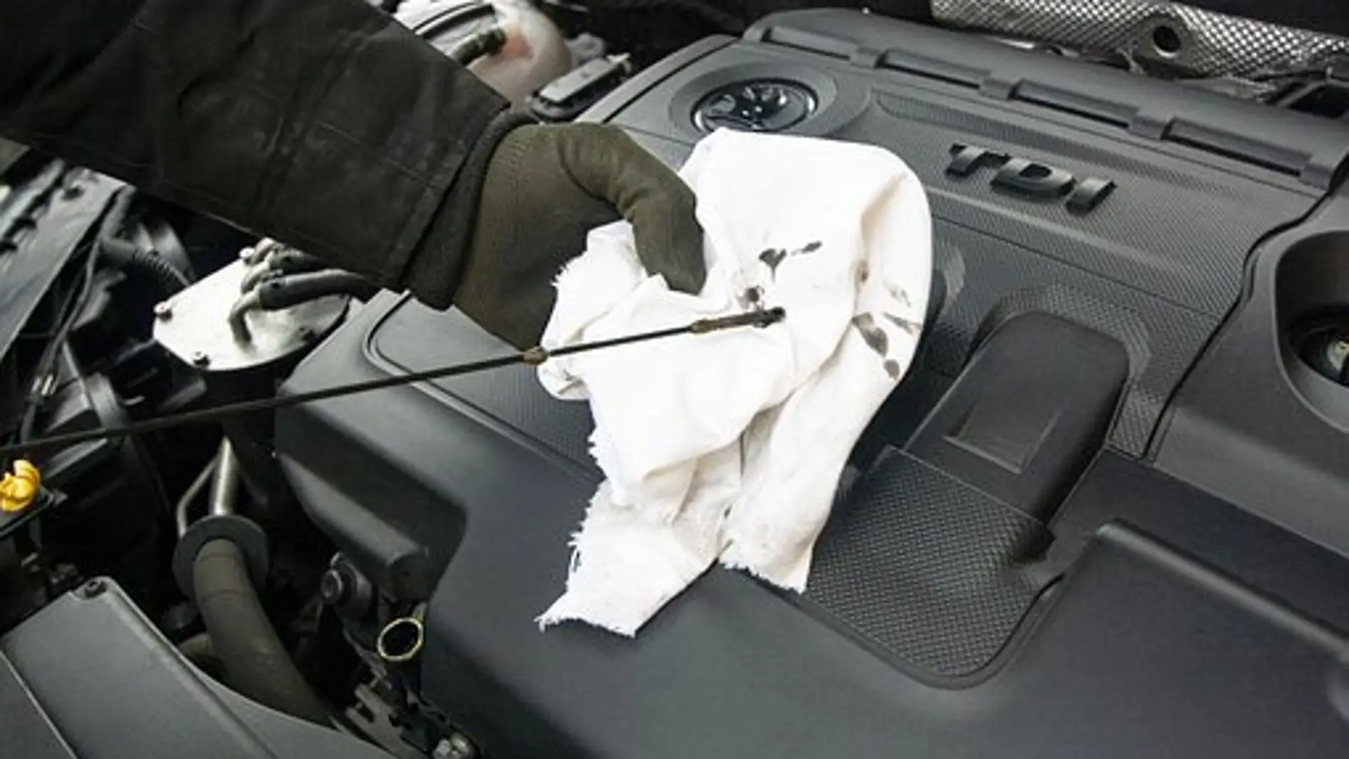Mecánica sencilla: así de fácil puedes saber cuándo te toca cambiar el  aceite del coche