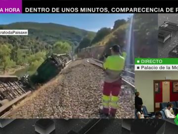 Arrojan al río Sil dos vagones del tren accidentado en Carballeda de Valdeorras, en Ourense Arrojan al río Sil dos vagones del tren accidentado en Carballeda de Valdeorras, en Ourense