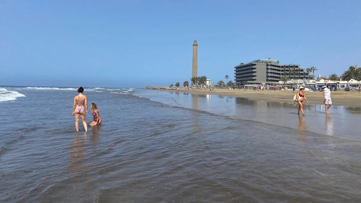 Vista inusual de la playa de Maspalomas en una época en la que suele estar abarrotada de turistas.