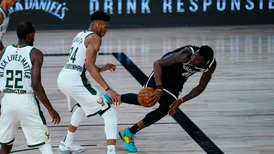 Antetokounmpo y Hall Antetokounmpo y Hall