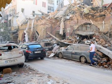 Edificios y vehículos dañados tras la explosión en Beirut