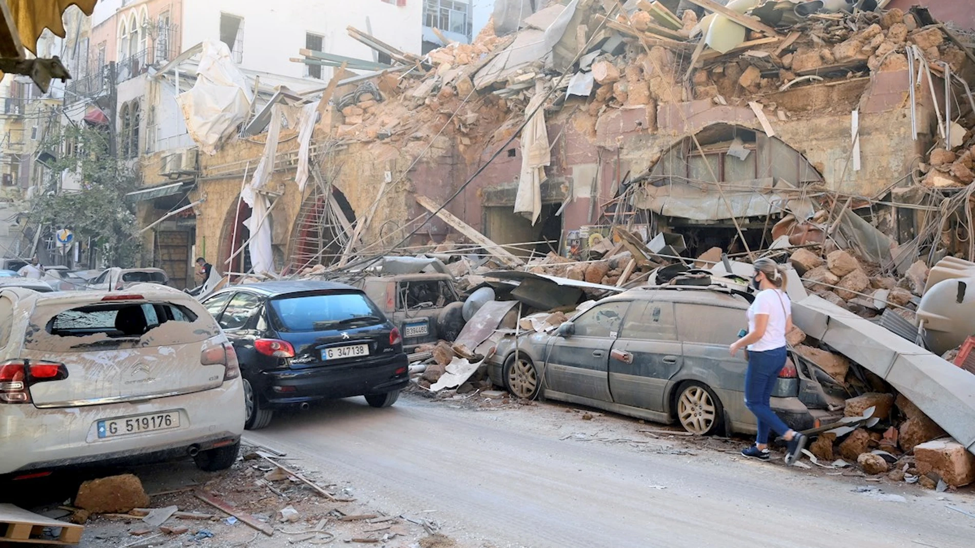Edificios y vehículos dañados tras la explosión en Beirut