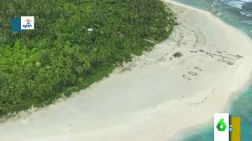 El rescate de película de tres náufragos varados en una isla desierta: fueros vistos tras escribir 'SOS' en la arena