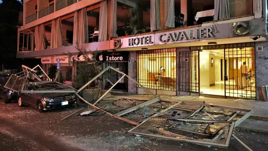 Estado en el que ha quedado la fachada de un hotel. Estado en el que ha quedado la fachada de un hotel.