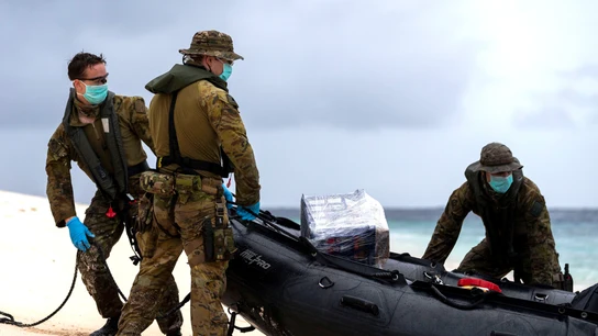 El Departamento de Defensa australiano rescata a los marineros en Pikelot, Micronesia El Departamento de Defensa australiano rescata a los marineros en Pikelot, Micronesia