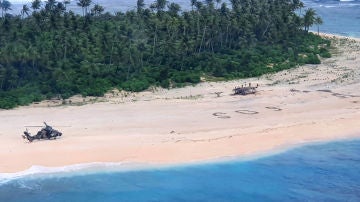 Rescatan a tres hombres perdidos en una isla del Pacífico gracias a una seña de SOS que dibujaron en la orilla