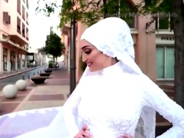 El terrible momento en que la explosión de Beirut sorprende a una novia en plena sesión de fotos de su boda El terrible momento en que la explosión de Beirut sorprende a una novia en plena sesión de fotos de su boda