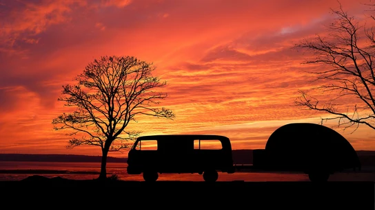 Imagen de una caravana en un rojo atardecer Imagen de una caravana en un rojo atardecer