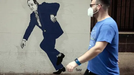 El grafiti del rey Juan Carlos I a punto de tropezar en el centro de Valencia El grafiti del rey Juan Carlos I a punto de tropezar en el centro de Valencia