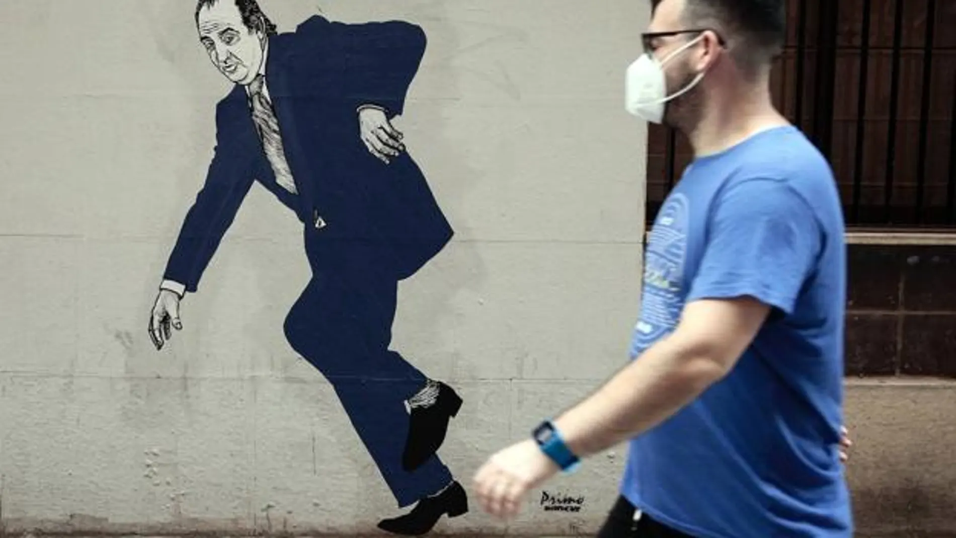 El grafiti del rey Juan Carlos I a punto de tropezar en el centro de Valencia