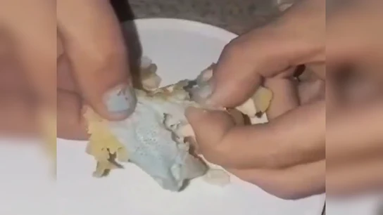 Una mascarilla dentro de un nugget de McDonald's casi asfixia a una niña Una mascarilla dentro de un nugget de McDonald's casi asfixia a una niña