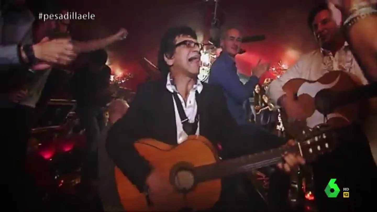 Un altar, una guitarra que acaba en el río y comida hecha 'al alcohol': así fue el paso Chicote por un tablao 'flamenco' en Países Bajos Un altar, una guitarra que acaba en el río y comida hecha 'al alcohol': así fue el paso Chicote por un tablao 'flamenco' en Países Bajos