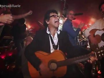 Un altar, una guitarra que acaba en el río y comida hecha 'al alcohol': así fue el paso Chicote por un tablao 'flamenco' en Países Bajos Un altar, una guitarra que acaba en el río y comida hecha 'al alcohol': así fue el paso Chicote por un tablao 'flamenco' en Países Bajos