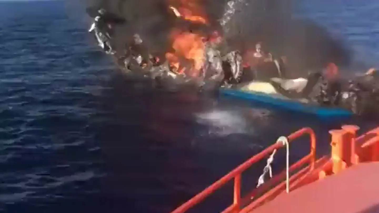 Un aparatoso incendio hunde un pesquero en la costa de Alicante Un aparatoso incendio hunde un pesquero en la costa de Alicante