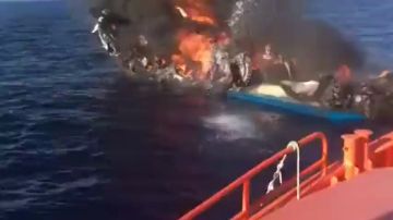 Un aparatoso incendio hunde un pesquero en la costa de Alicante